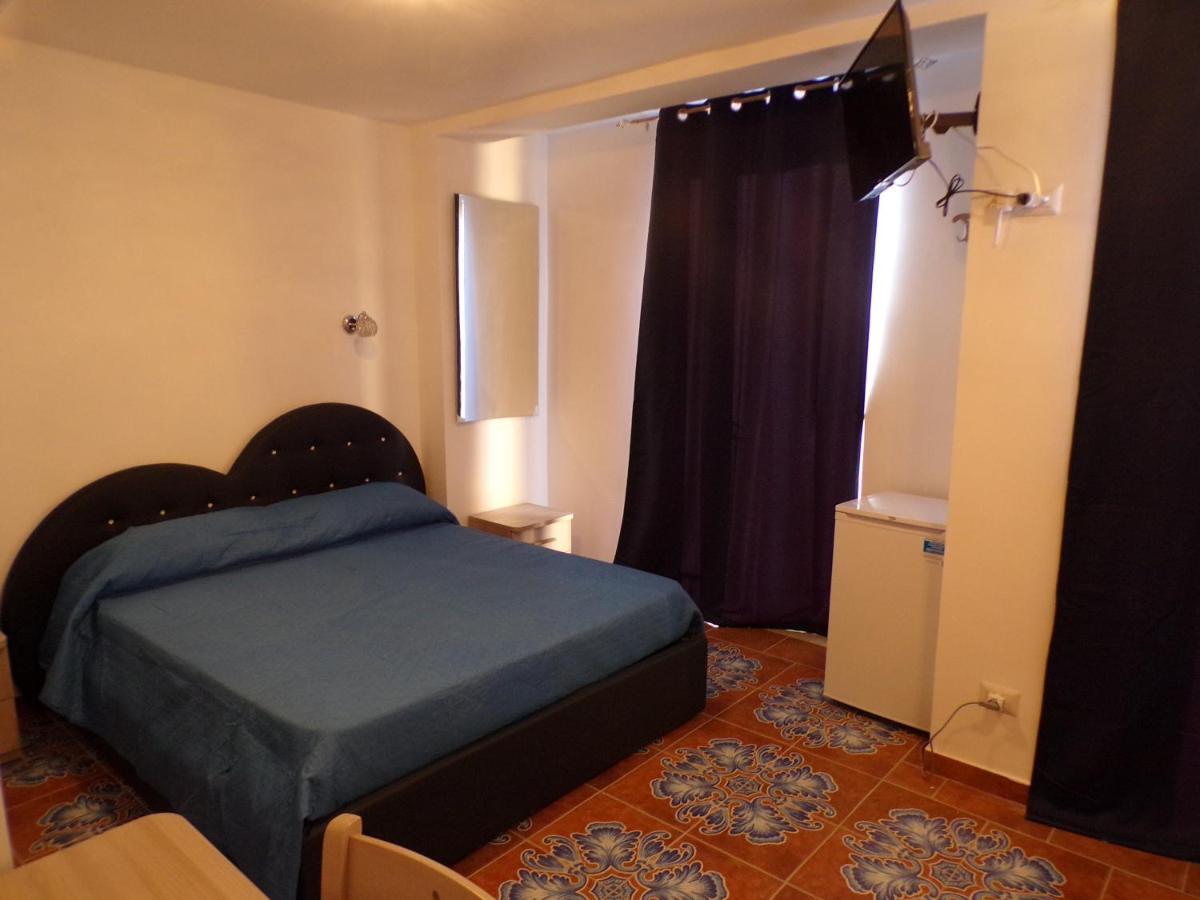 Nuova Aurora Rent Rooms Roccalumera Kültér fotó