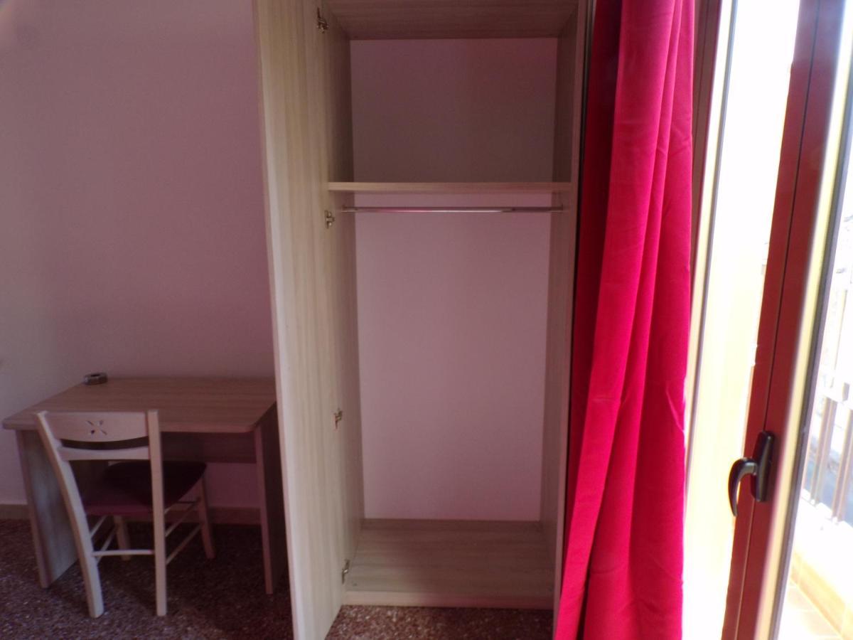 Nuova Aurora Rent Rooms Roccalumera Kültér fotó