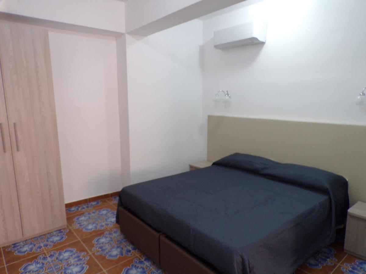 Nuova Aurora Rent Rooms Roccalumera Kültér fotó