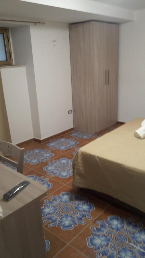 Nuova Aurora Rent Rooms Roccalumera Kültér fotó